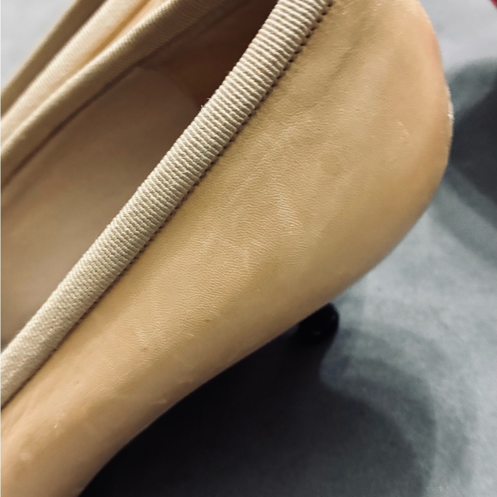 CHANEL Two-Tone Beige and Black heels - Picture 7 of 12